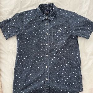 Mens Patagonia jelly fish button up shirt. Organic cotton. Size medium